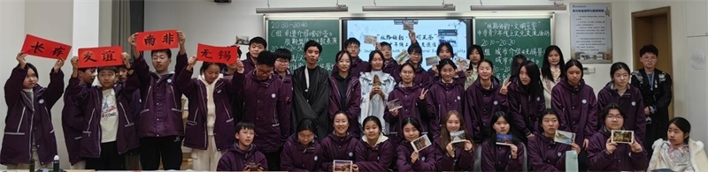 中南學(xué)生合影留念。