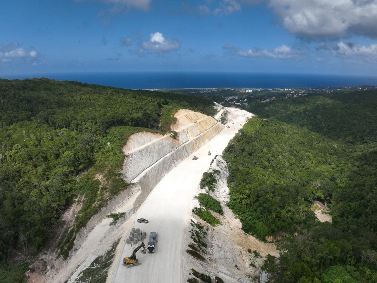 圖為中企承建的牙買(mǎi)加蒙特哥貝繞城路項(xiàng)目基層試驗(yàn)段正在進(jìn)行攤鋪和碾壓施工，相關(guān)施工工作已于近日順利完成。中國(guó)港灣美洲區(qū)域公司供圖