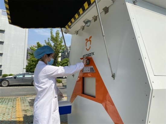 醫(yī)院接收無(wú)人機(jī)送來(lái)的醫(yī)療樣本。受訪者供圖
