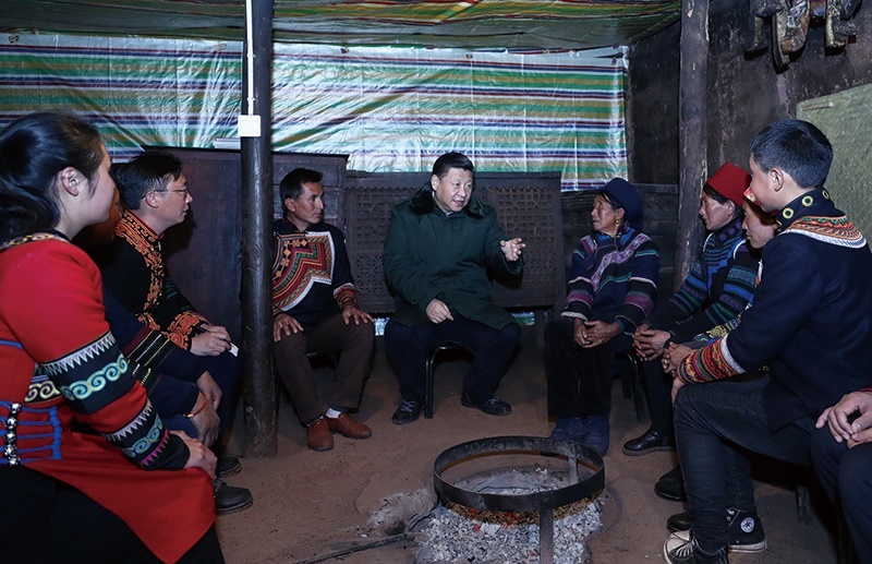 △2018年2月11日，四川涼山彝族自治州昭覺縣三岔河鄉(xiāng)三河村，習近平總書記來到村民節(jié)列俄阿木家中看望。