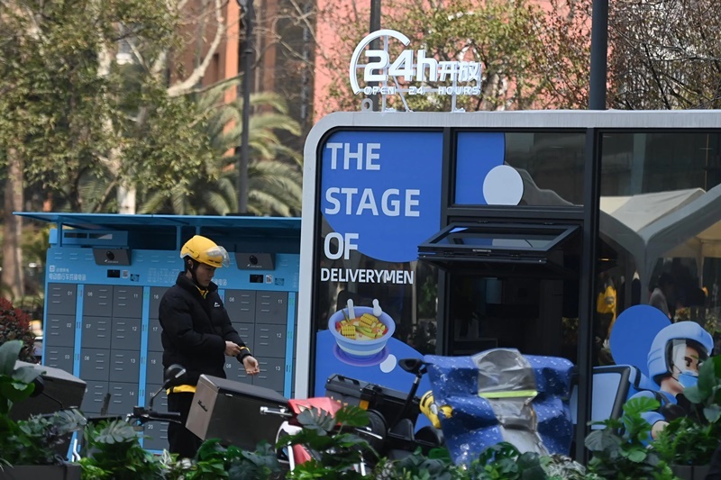 2024年3月15日，位于浙江杭州城西銀泰城廣場(chǎng)的“小哥驛站”正式啟用，網(wǎng)約車司機(jī)等新就業(yè)形態(tài)勞動(dòng)者可在此短暫休憩、補(bǔ)給。