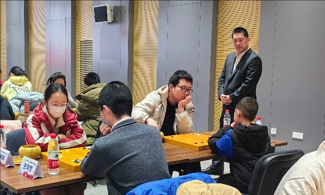 常昊觀戰(zhàn)年輕棋手們比賽。人民網(wǎng)記者 李乃妍攝