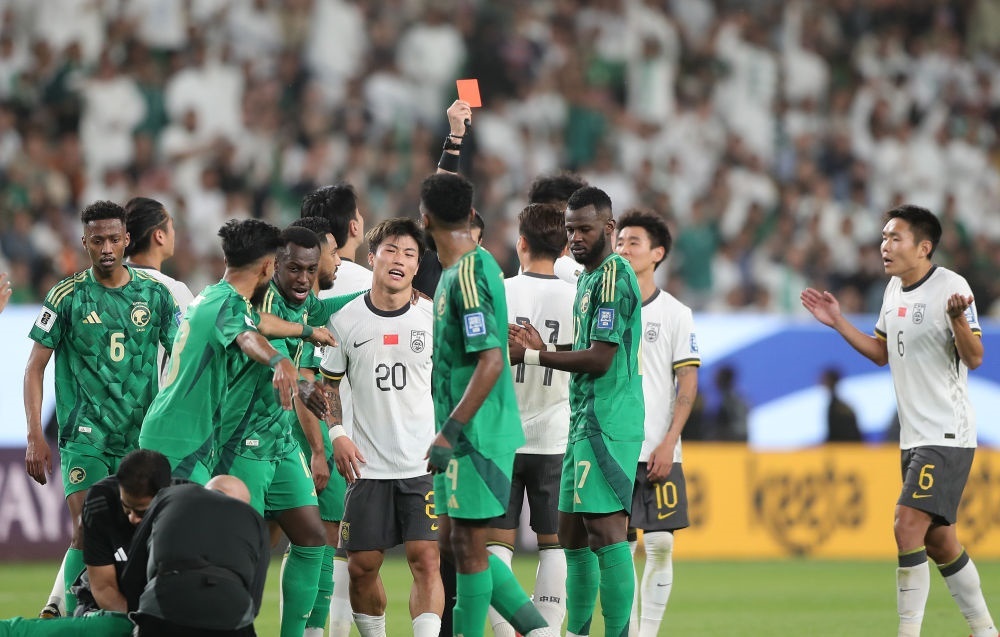 3月20日，主裁判向中國(guó)隊(duì)球員林良銘出示紅牌。新華社記者 王東震 攝