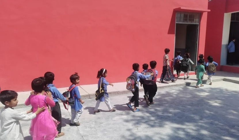 同學(xué)們走進(jìn)修繕一新的校園。中國(guó)電建集團(tuán)湖北工程有限公司供圖