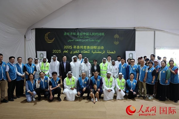 活動(dòng)現(xiàn)場(chǎng)，中阿雙方合影留念。人民網(wǎng)記者 張志文攝