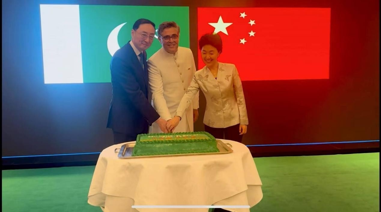 外交部副部長孫衛(wèi)東（左）、巴基斯坦駐華大使卡里爾·哈什米（中）、中聯(lián)部副部長孫海燕（右）共切蛋糕。巴基斯坦駐華大使館供圖