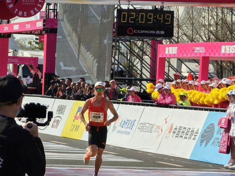 楊紹輝通過比賽終點(diǎn)。 人民網(wǎng)記者 楊磊攝