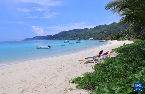 3月19日，游客在塞舌爾馬埃島海邊休閑。新華社記者 董江輝 攝