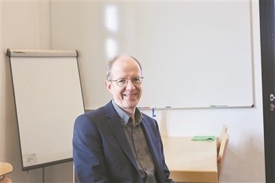 德國(guó)物理學(xué)會(huì)主席、雷根斯堡大學(xué)凝聚態(tài)物理學(xué)家克勞斯·里希特教授。駐德國(guó)記者 李山攝