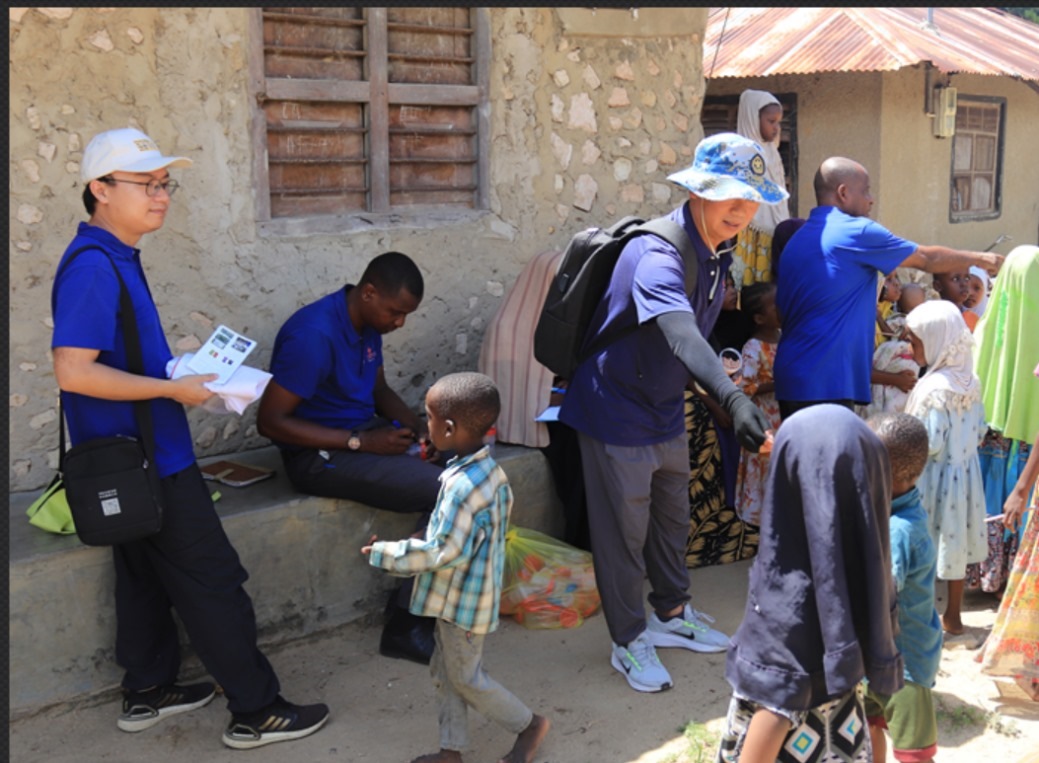 專家組向村民發(fā)放健康教育手冊和健康教育用品。專家組供圖