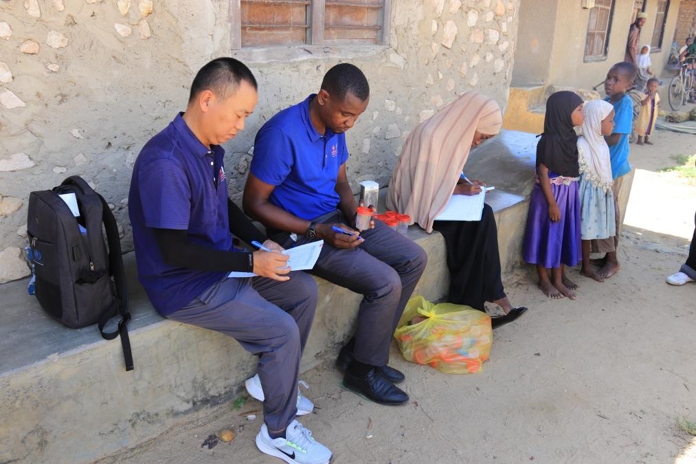 專家組指導非方疾控人員開展疾病篩查工作。專家組供圖