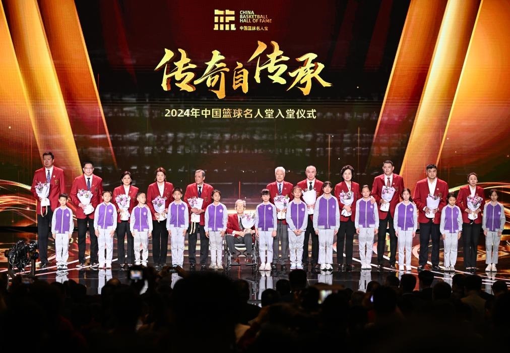 3月23日，在場(chǎng)的各屆中國(guó)籃球名人堂入堂人物在入堂儀式上合影留念。新華社記者 陳鐘昊 攝