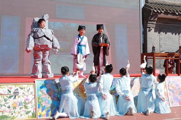 展覽開幕式上，府學(xué)學(xué)子上演情景劇《鵝池》。府學(xué)胡同小學(xué)供圖