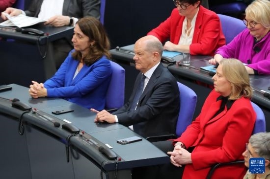 3月25日，在德國柏林，朔爾茨（中）出席新一屆德國聯(lián)邦議院首次全體會議。新華社記者 杜哲宇 攝