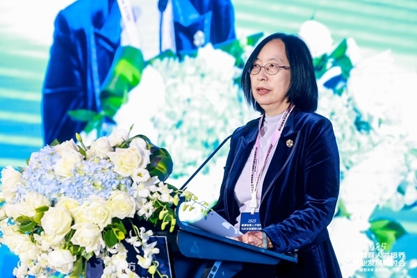 中國(guó)高等教育學(xué)會(huì)學(xué)術(shù)咨詢發(fā)展委員會(huì)委員、中國(guó)高等教育學(xué)會(huì)原副秘書(shū)長(zhǎng)、《中國(guó)高教研究》主編王小梅。