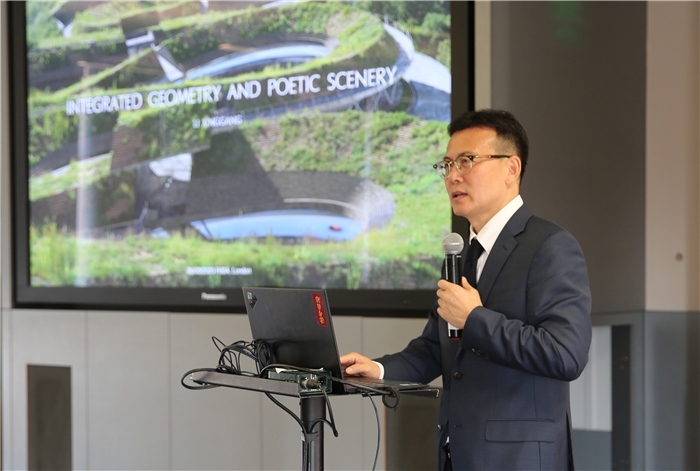 李興鋼院士做題為《勝景幾何》的主旨報(bào)告。活動(dòng)主辦方供圖