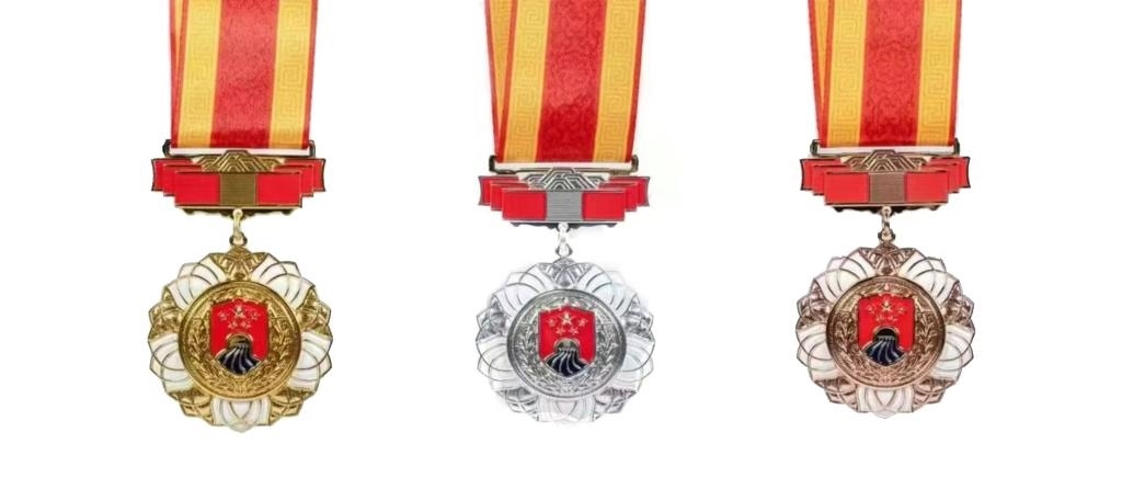 圖為戍守邊疆金質、銀質、銅質紀念章。（國家移民管理局供圖）