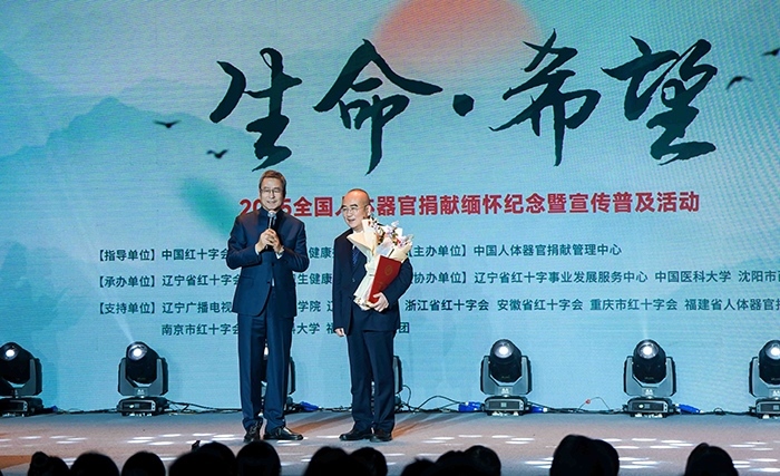 中國紅十字會副會長白巖松在現(xiàn)場采訪“人民英雄”張定宇教授。主辦方供圖