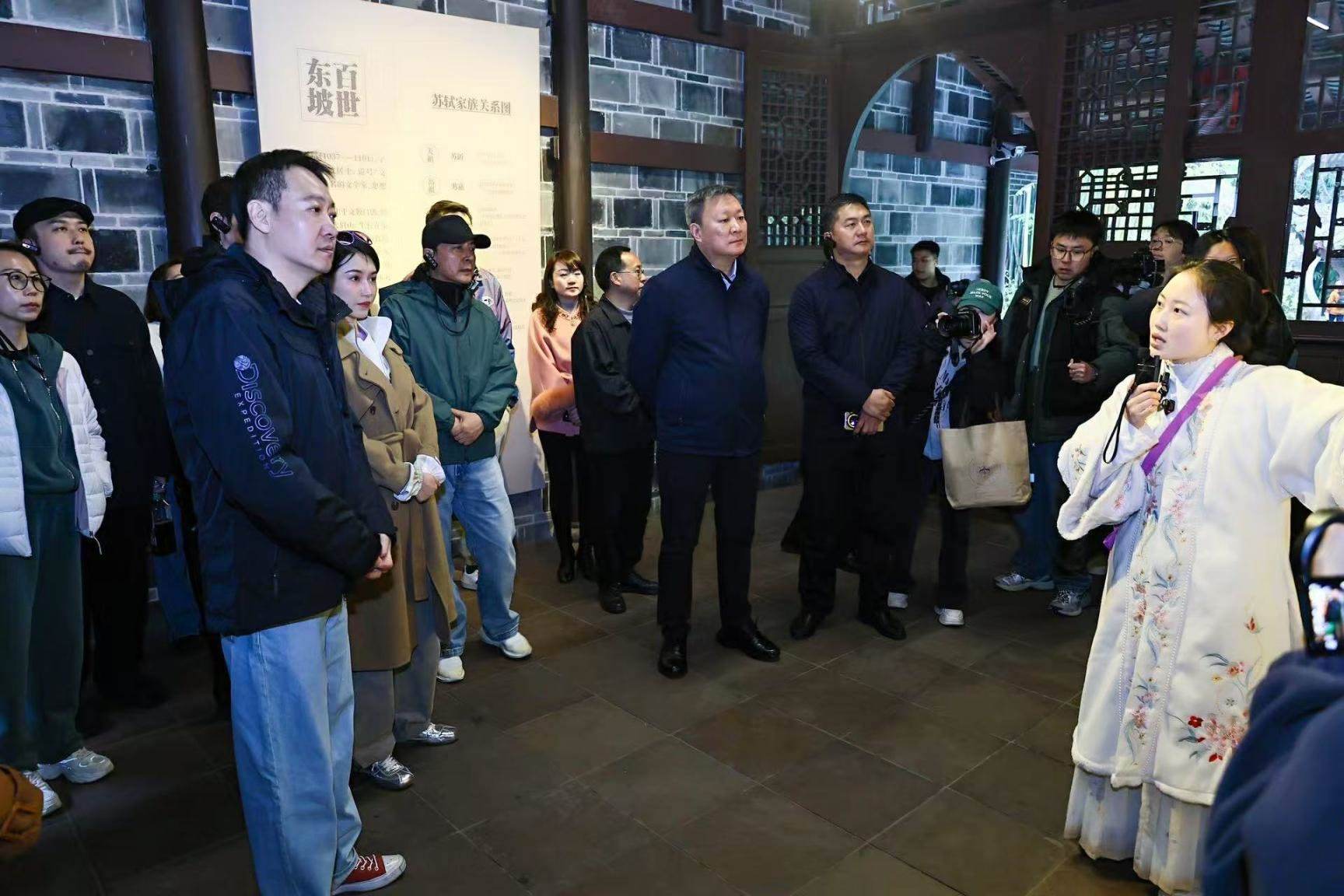 《蘇堤春曉》劇組在眉山三蘇祠參觀學習。受訪者供圖