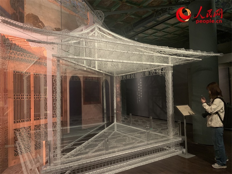 游客在故宮博物院參觀展覽。人民網(wǎng)記者 韋衍行攝