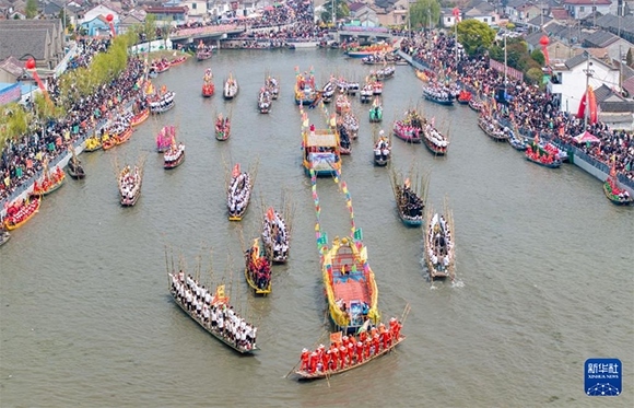 ?4月4日，選手在參加茅山會船盛會（ 無人機照片）。?新華社發(fā)（顧繼紅 攝）