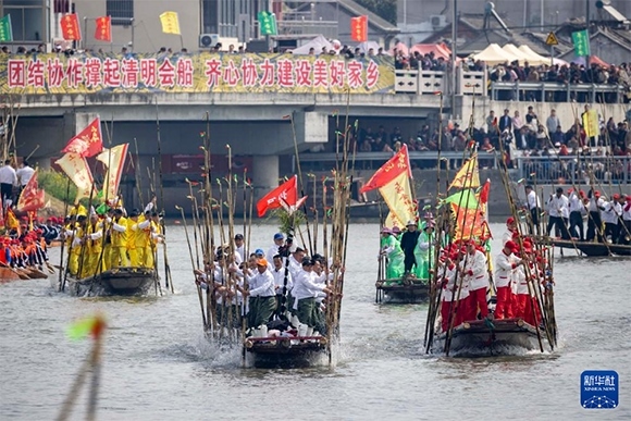 ?4月4日，選手在參加茅山會船盛會。新華社發(fā)（湯德宏 攝）