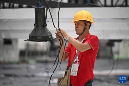 4月4日，工作人員在海南國際會展中心內(nèi)布設燈光。