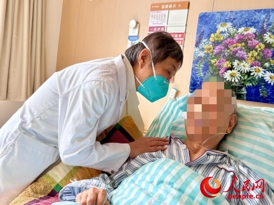 秦苑查房時(shí)詢問(wèn)患者情況。人民網(wǎng) 陳葉欣攝