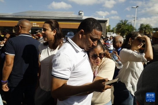  4月8日，人們聚集在多米尼加首都圣多明各的夜總會屋頂坍塌事故現(xiàn)場附近。新華社發(fā)