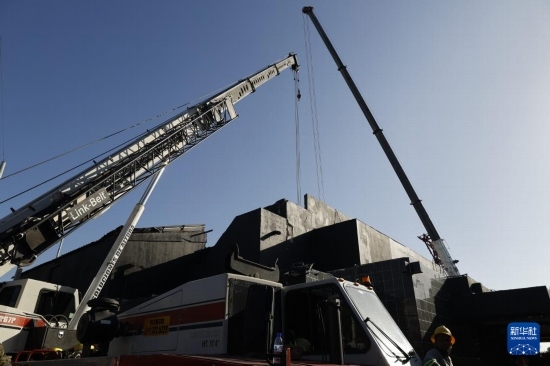  4月8日，救援人員在多米尼加首都圣多明各的夜總會屋頂坍塌事故現(xiàn)場工作。新華社發(fā)