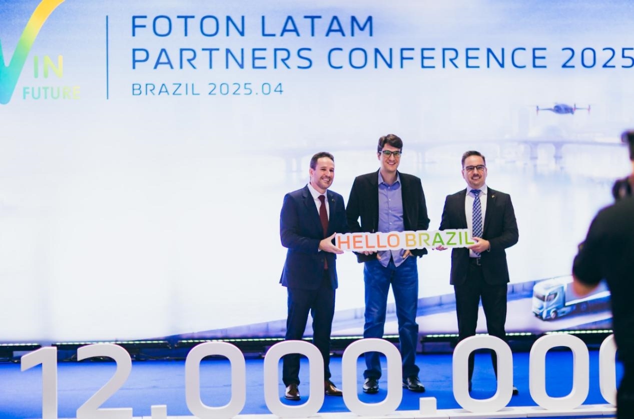 當(dāng)?shù)貢r(shí)間4月8日，福田汽車2025拉美合作伙伴大會(huì)暨巴西工廠首車下線儀式在巴西圣保羅舉行。福田巴西工廠供圖