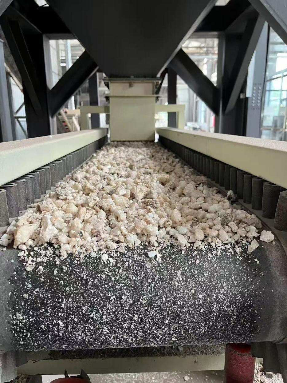 高純石英生產(chǎn)線(xiàn)。自然資源部供圖