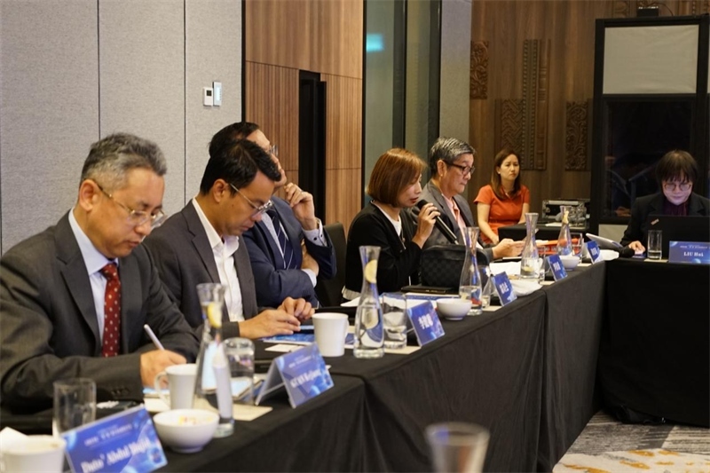 《南洋商報(bào)》總編輯羅依薇（左四）進(jìn)行致辭。林俊揚(yáng)攝