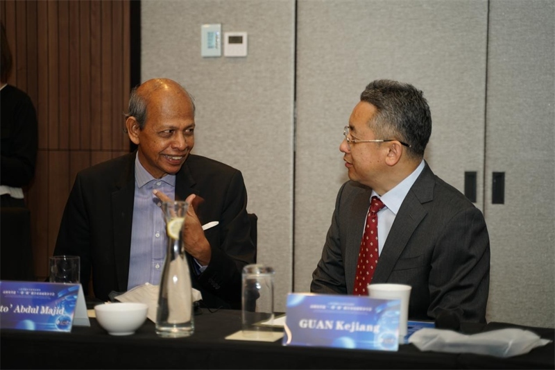 分享會現(xiàn)場，中方記者同與會代表進(jìn)行友好交流。林俊揚(yáng)攝