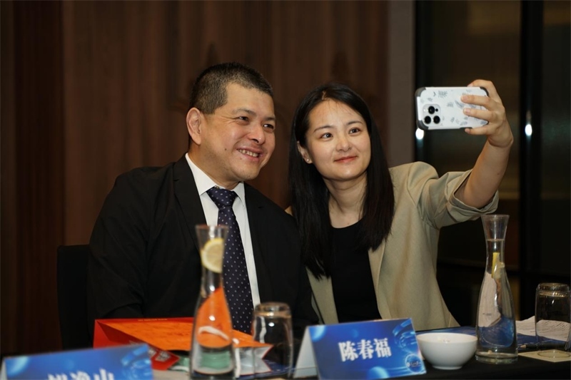 分享會上，中方記者同與會代表合影留念。林俊揚(yáng)攝