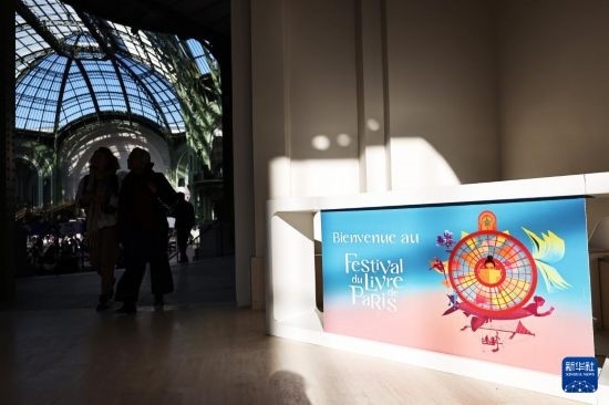 4月11日，人們在法國巴黎大皇宮參加2025巴黎書展。新華社記者 高靜 攝