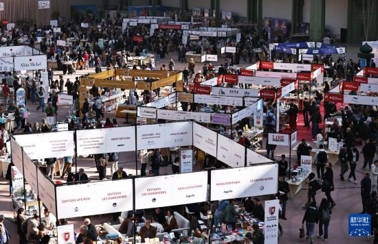 4月11日，人們在法國巴黎大皇宮參加2025巴黎書展。新華社記者 高靜 攝