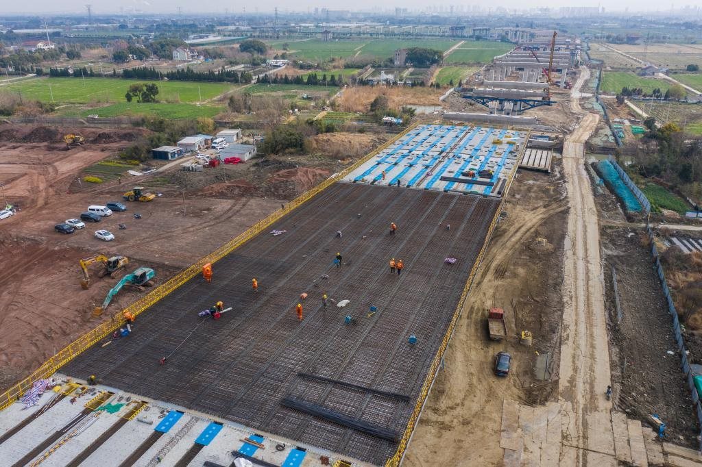 3月7日，在524國道秀洲王江涇至新塍公路工程TJ02標(biāo)段，作業(yè)人員正在進(jìn)行60米鋼混組合梁現(xiàn)澆橋面板鋼筋焊接及綁扎作業(yè)（無人機(jī)照片）。新華社記者 徐昱 攝