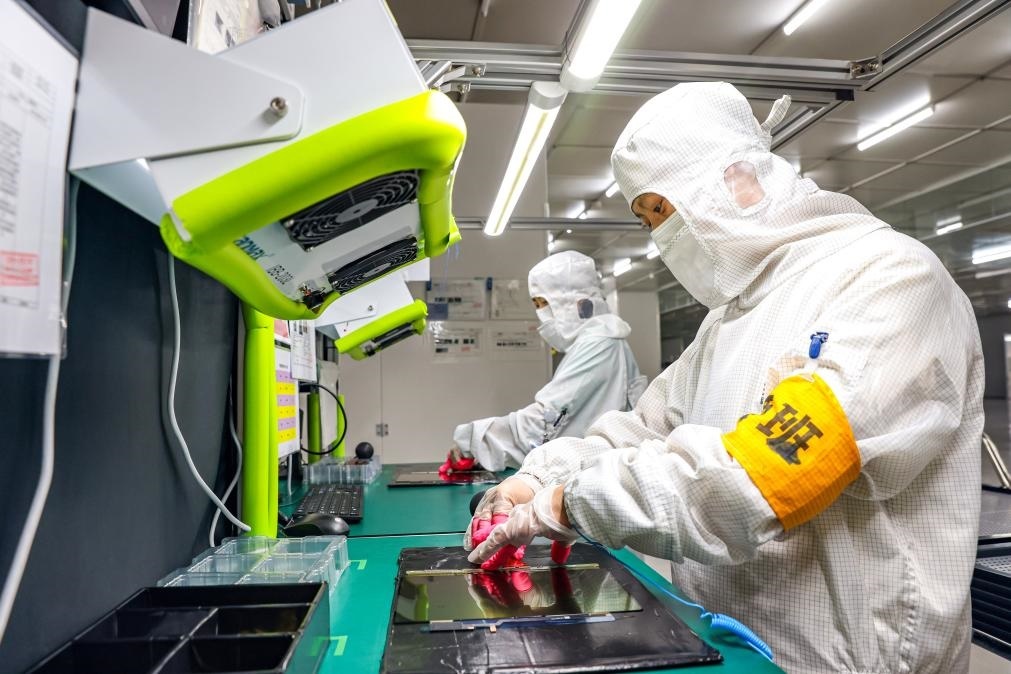 3月27日，在位于寧夏賀蘭工業(yè)園區(qū)的湯姆森電氣有限公司生產(chǎn)車間內(nèi)，工作人員制作硅膠絕緣護(hù)套。新華社記者 楊植森 攝