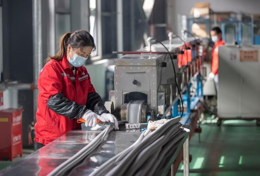 3月27日，在位于寧夏賀蘭工業(yè)園區(qū)的湯姆森電氣有限公司生產(chǎn)車間內(nèi)，工作人員制作硅膠絕緣護(hù)套。新華社記者 楊植森 攝