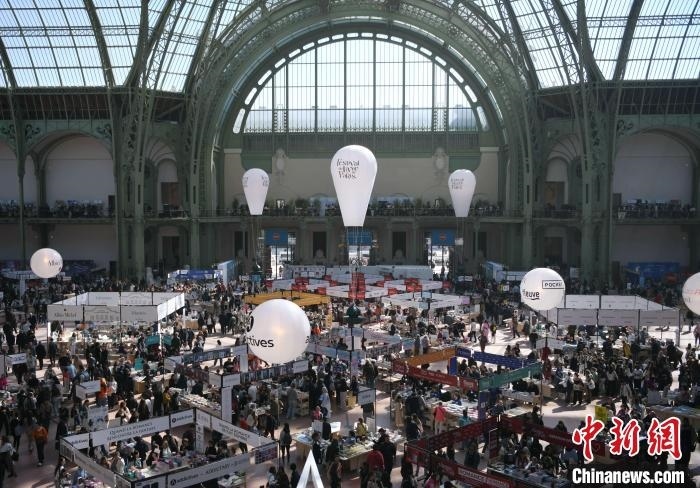 當(dāng)?shù)貢r(shí)間4月11日，2025年巴黎圖書節(jié)在巴黎大皇宮揭幕。圖為巴黎大皇宮的圖書節(jié)現(xiàn)場(chǎng)。中新社記者 李洋 攝