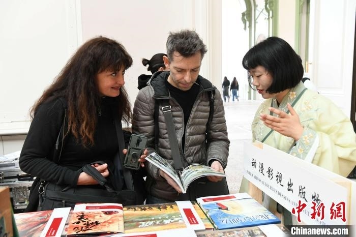 當(dāng)?shù)貢r(shí)間4月11日，2025年巴黎圖書節(jié)在巴黎大皇宮揭幕。中國(guó)出版代表團(tuán)攜千余種中國(guó)精品圖書亮相展會(huì)。 中新社記者 李洋 攝