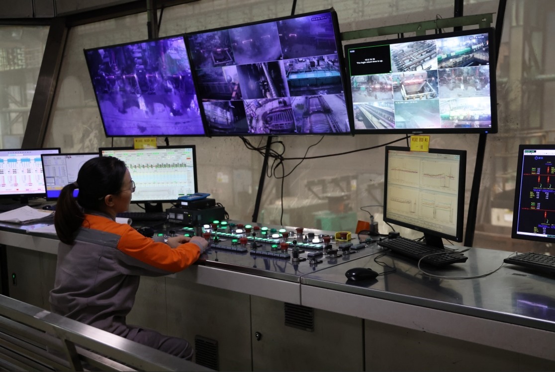 工作人員在馬中關(guān)丹產(chǎn)業(yè)園內(nèi)的聯(lián)合鋼鐵生產(chǎn)車間內(nèi)工作。（人民日?qǐng)?bào)記者楊一 攝）