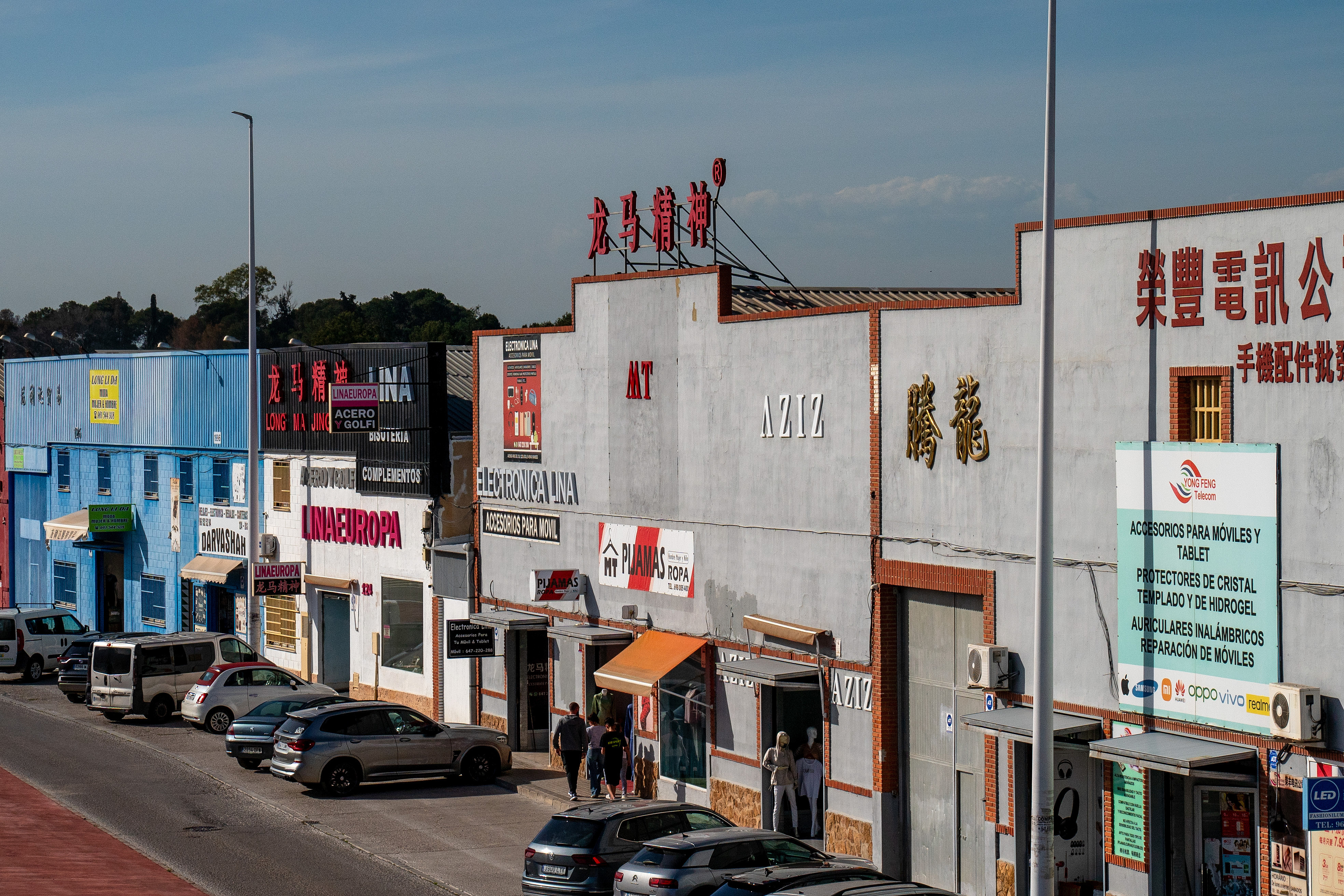 當?shù)貢r間2025年4月10日，西班牙瓦倫西亞國際機場附近的中資批發(fā)零售商店。