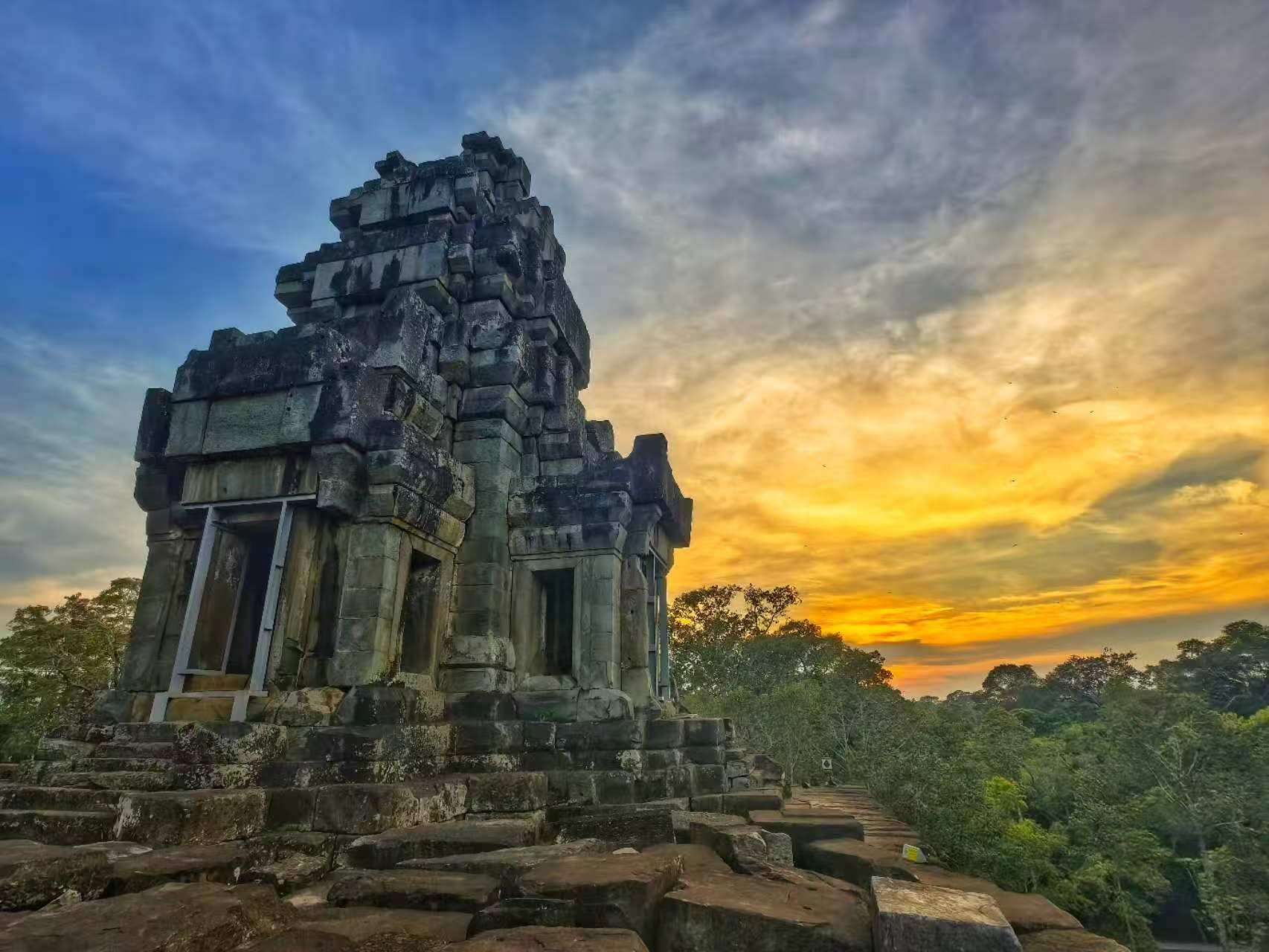由中國專家修復(fù)的茶膠寺最高處的砂巖塔。（人民日報記者強薇 攝）