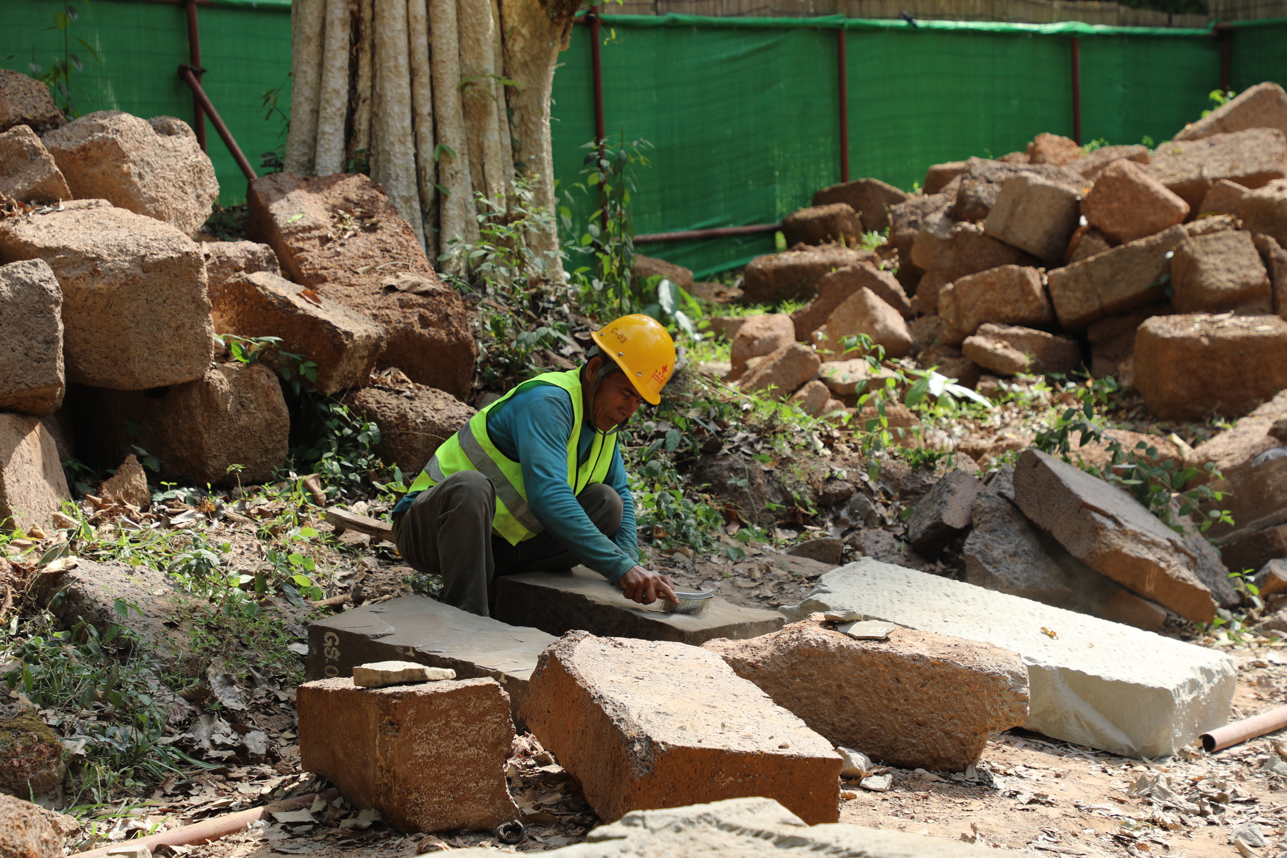 一名柬埔寨工人正在王宮遺址修復(fù)現(xiàn)場工作。（人民日報記者曹師韻 攝）