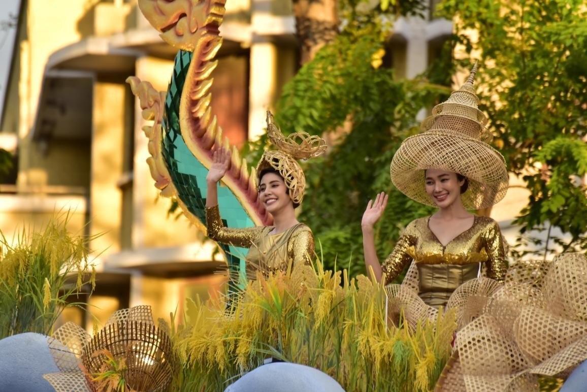 “祝福之河”花車以神龍形象象征水的神圣與豐饒，寓意祈福納祥。泰國(guó)國(guó)家旅游局供圖