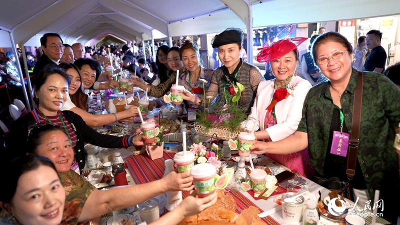 海外華僑在活動現(xiàn)場品嘗“家鄉(xiāng)味”。人民網(wǎng)記者 符武平攝