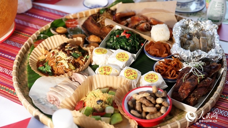 長桌宴上擺滿了海南特色佳肴。人民網(wǎng)記者 符武平攝