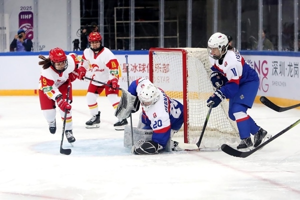 中國(guó)隊(duì)球員孔明會(huì)(左一)射門。圖片來(lái)源：中國(guó)冰球協(xié)會(huì)